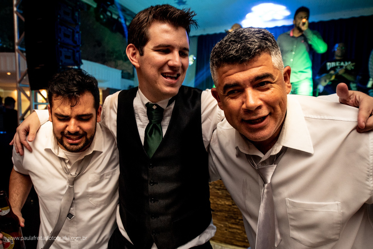 casamento em guaratingueta no orfanato com a noiva de buque rosa vestida de branco e fotografado por paula freitas fotografia