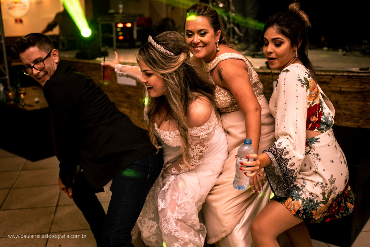 casamento em guaratingueta no orfanato com a noiva de buque rosa vestida de branco e fotografado por paula freitas fotografia