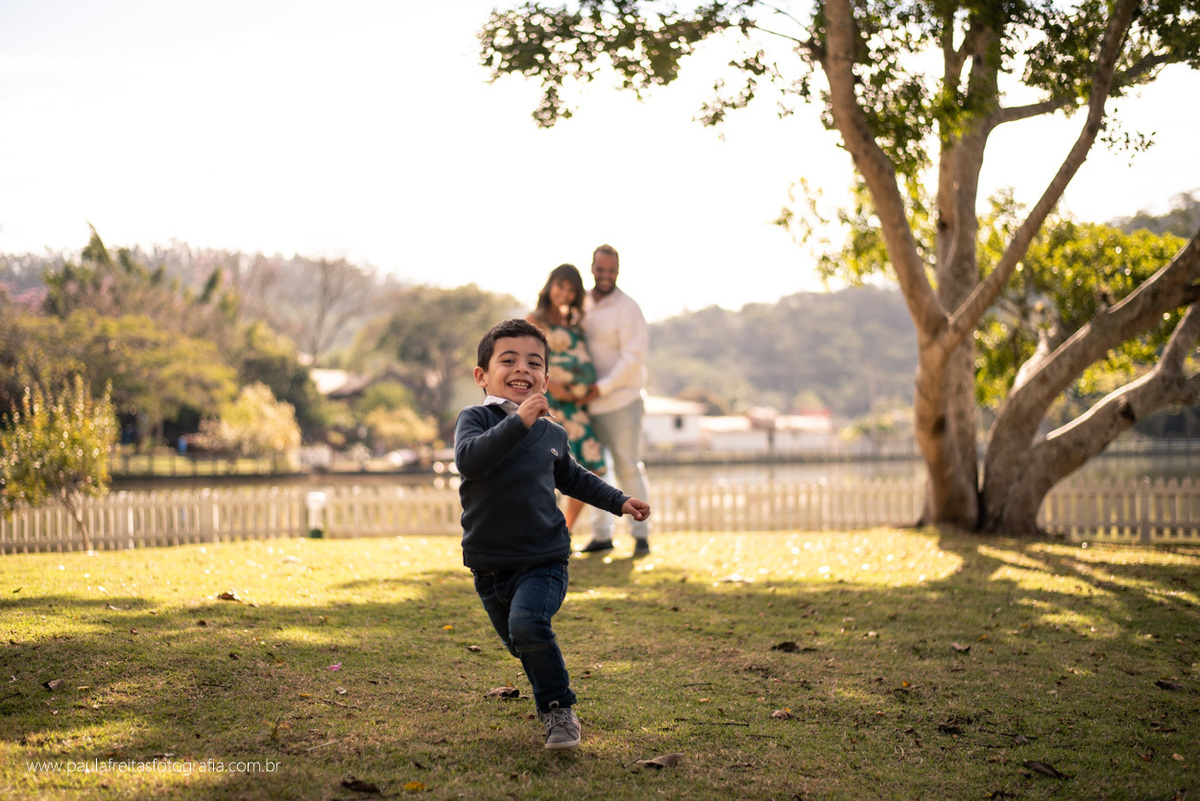 ensaio gestante com familia feito em jambeiro sp fotografado por paula freitas fotografia