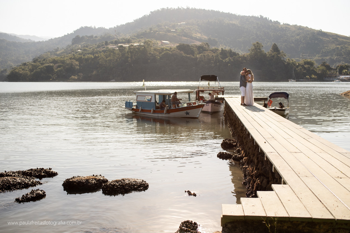 foto de casal feito na ilha do araujo em paraty rj fotografado por paula freitas fotografia