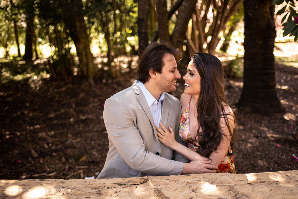 ensaio de casal feito no parque das cerejeiras em campos do jordao