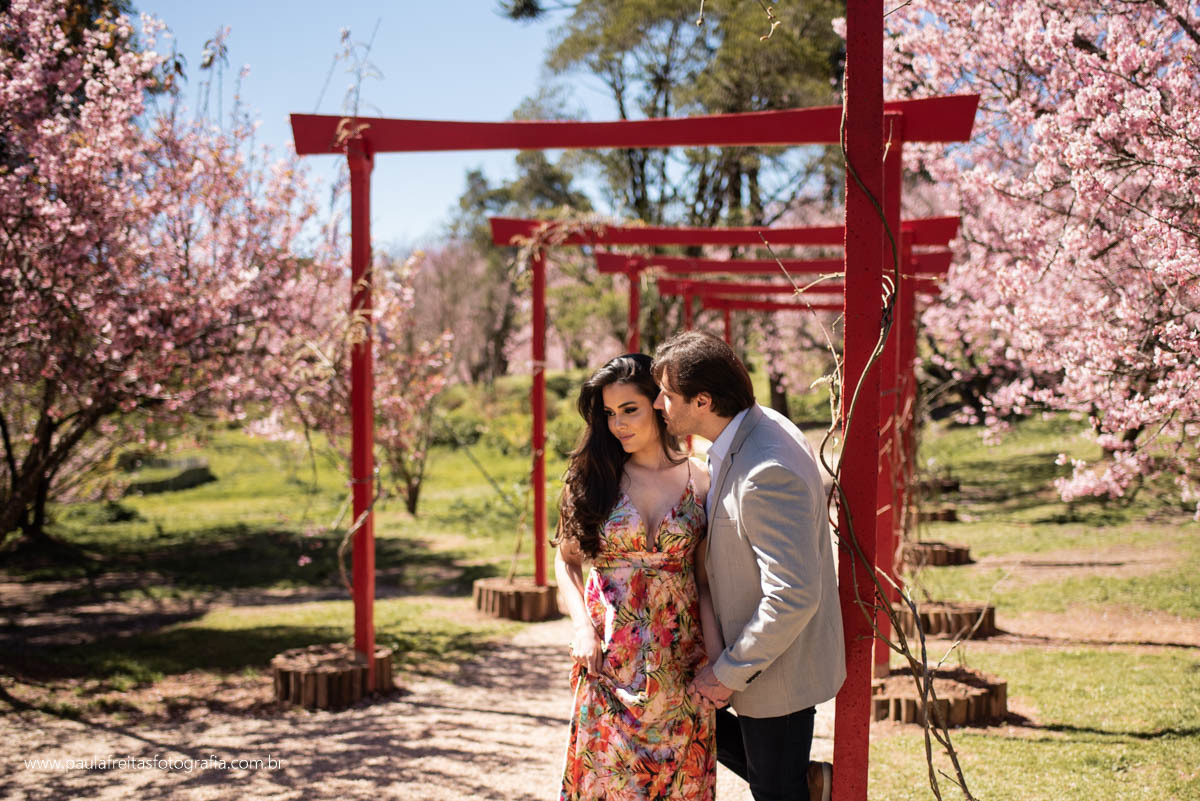 ensaio de casal feito no parque das cerejeiras em campos do jordao