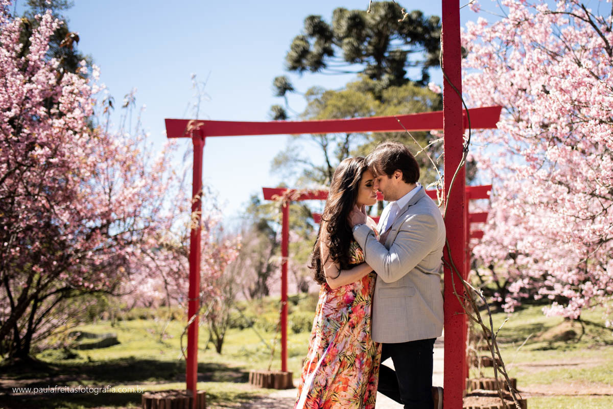 ensaio de casal feito no parque das cerejeiras em campos do jordao