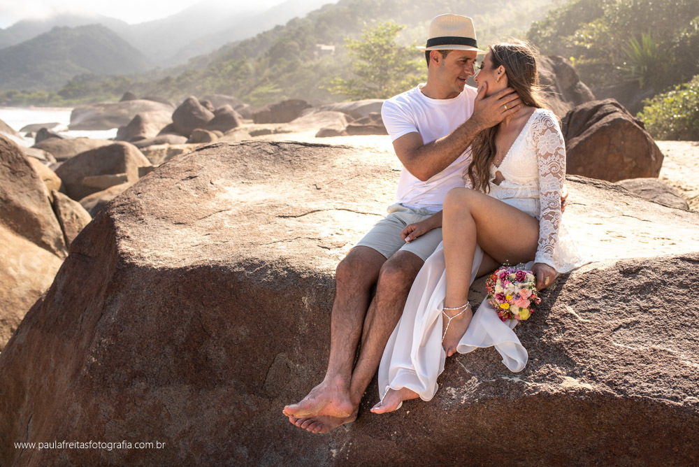 book de casal que vao casar feito na praia fotografado por paula freitas fotografia