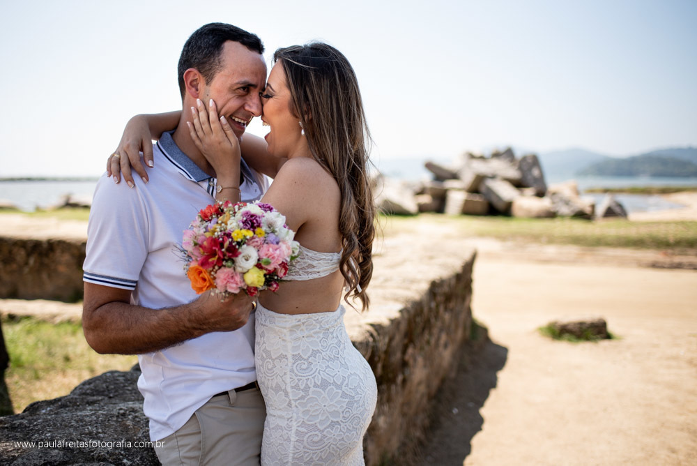 book de casal que vao casar feito na praia fotografado por paula freitas fotografia