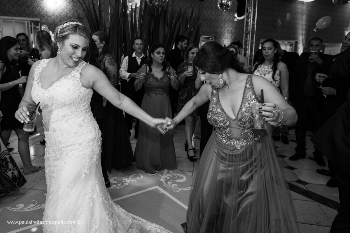 festa de casamento no spaço vip em guaratingueta com show do andre moraes e fotografado por paula freitas fotografia