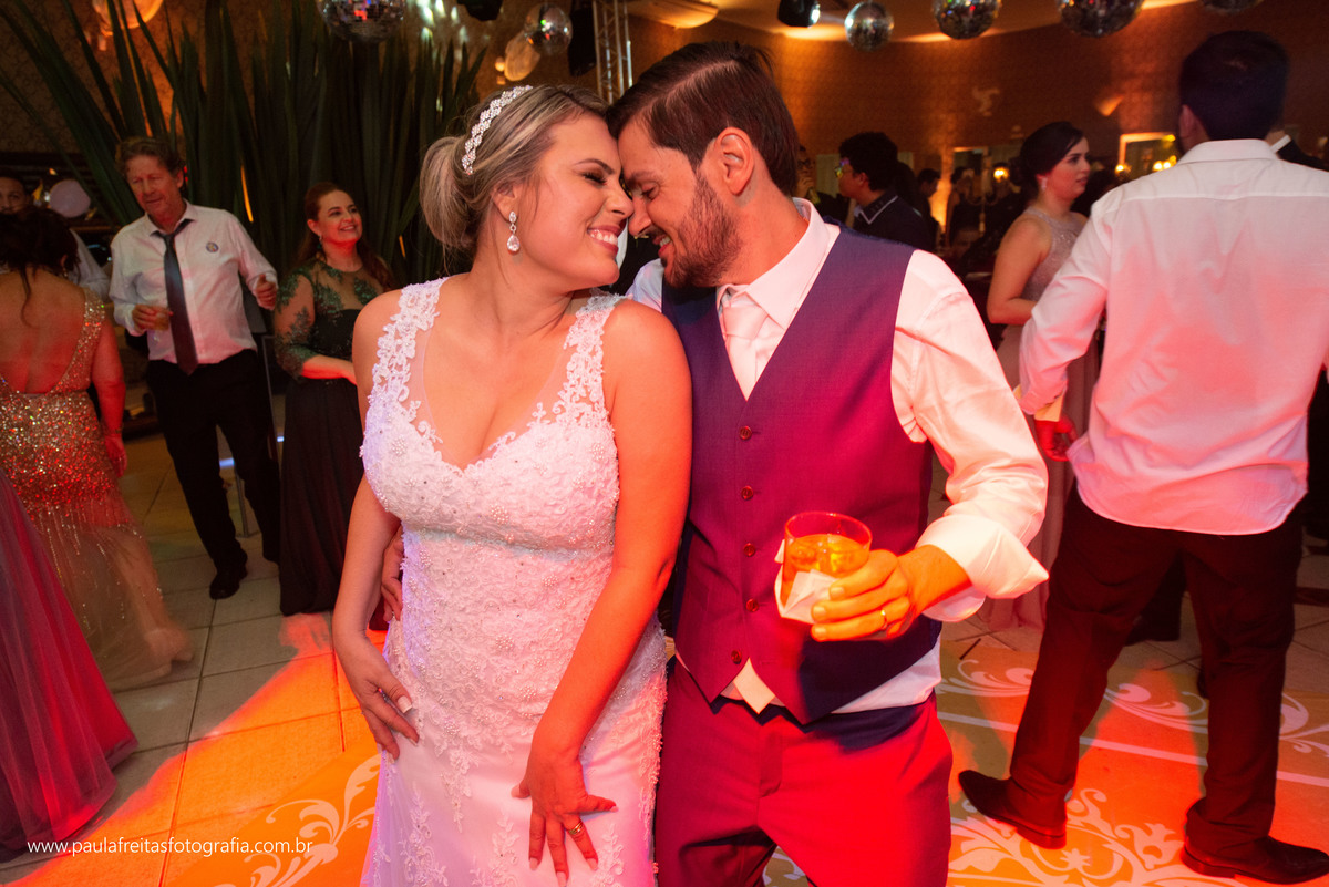 festa de casamento no spaço vip em guaratingueta com show do andre moraes e fotografado por paula freitas fotografia