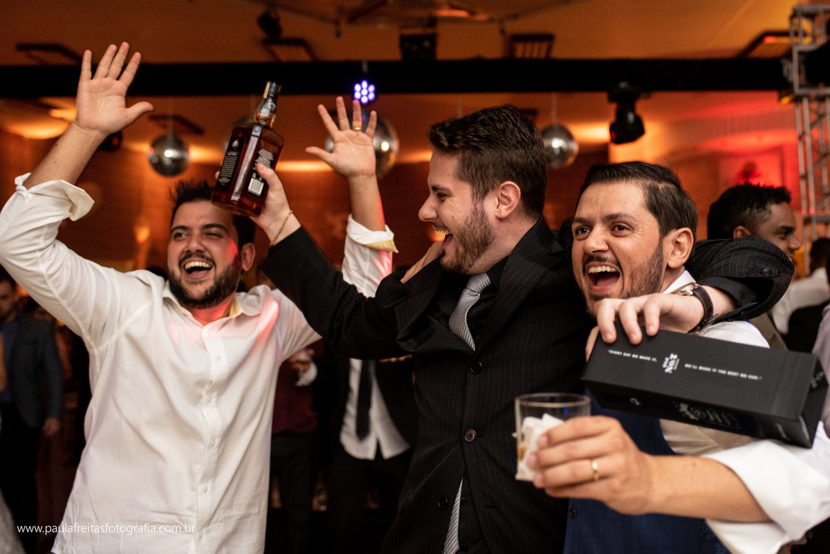 festa de casamento no spaço vip em guaratingueta com show do andre moraes e fotografado por paula freitas fotografia