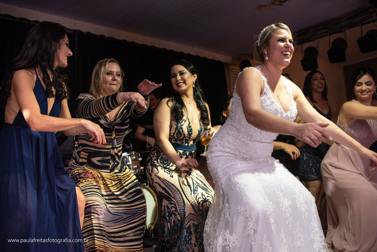 festa de casamento no spaço vip em guaratingueta com show do andre moraes e fotografado por paula freitas fotografia