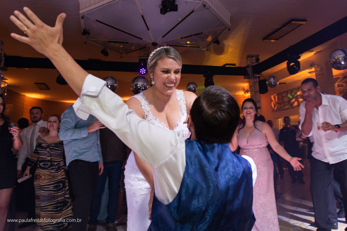 festa de casamento no spaço vip em guaratingueta com show do andre moraes e fotografado por paula freitas fotografia