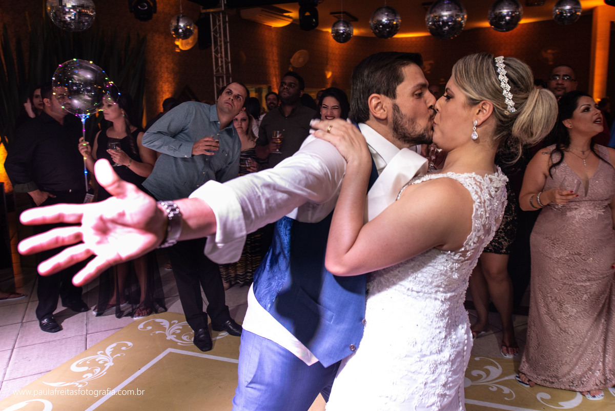 festa de casamento no spaço vip em guaratingueta com show do andre moraes e fotografado por paula freitas fotografia