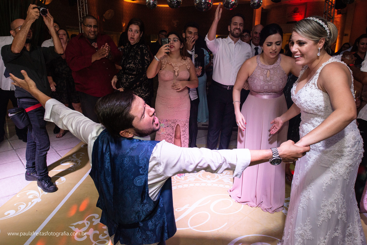 festa de casamento no spaço vip em guaratingueta com show do andre moraes e fotografado por paula freitas fotografia