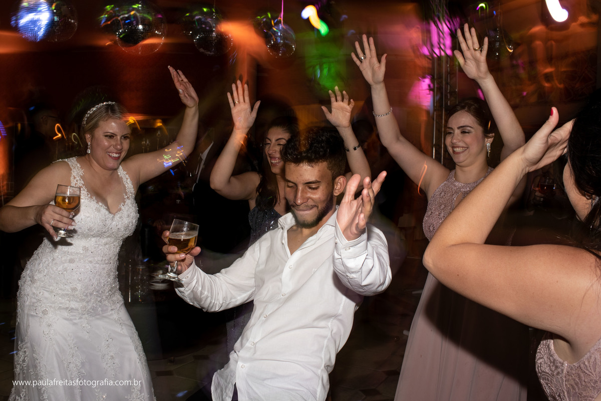 festa de casamento no spaço vip em guaratingueta com show do andre moraes e fotografado por paula freitas fotografia