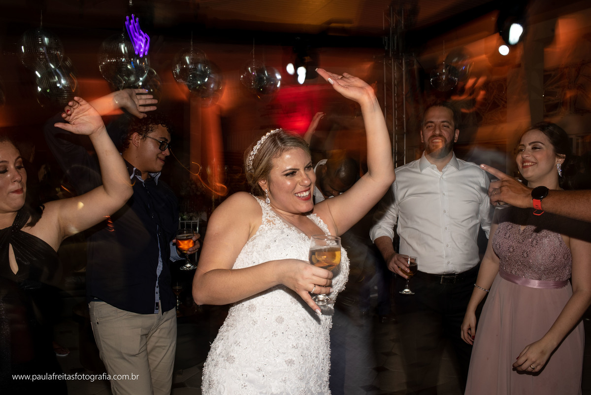 festa de casamento no spaço vip em guaratingueta com show do andre moraes e fotografado por paula freitas fotografia
