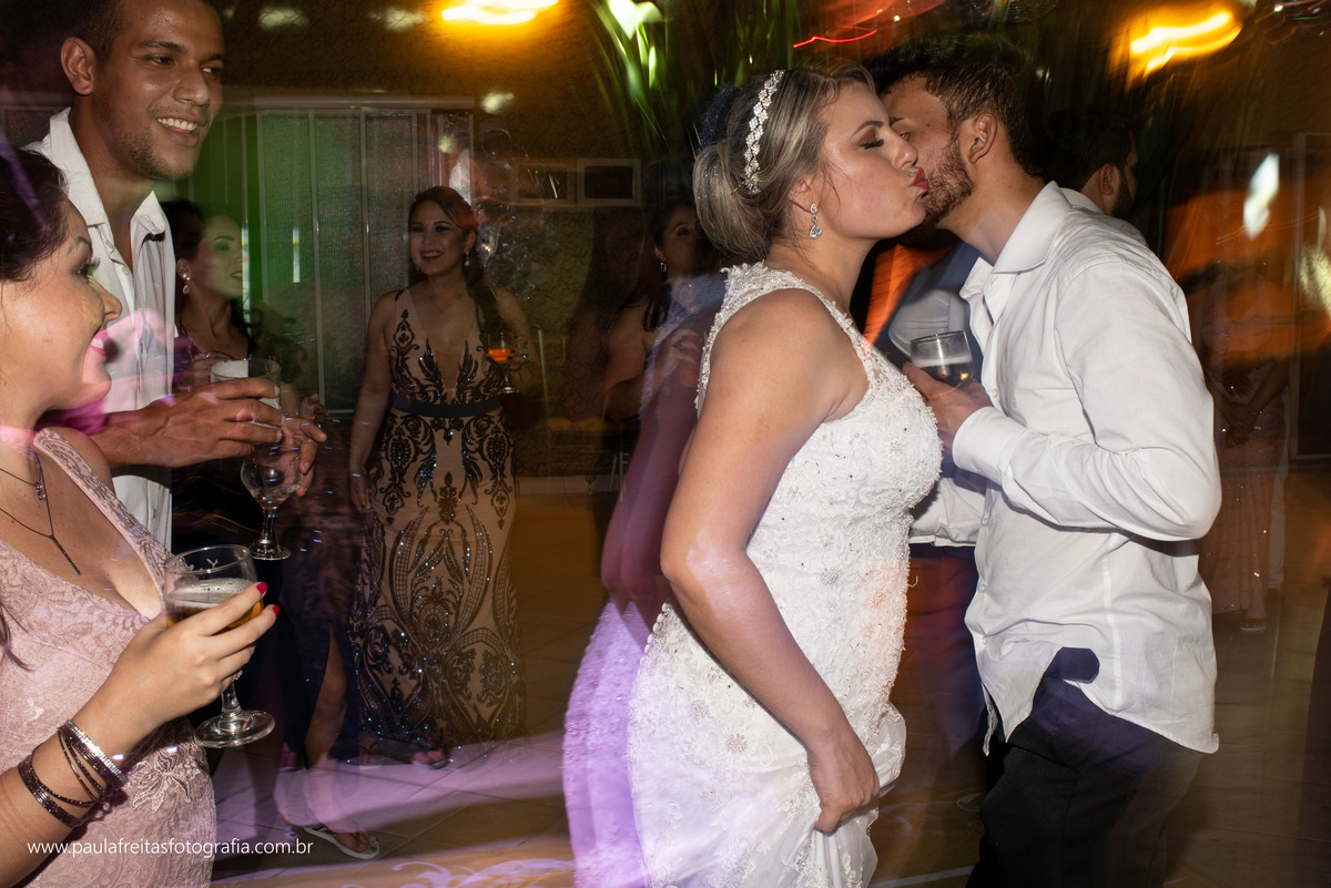 festa de casamento no spaço vip em guaratingueta com show do andre moraes e fotografado por paula freitas fotografia