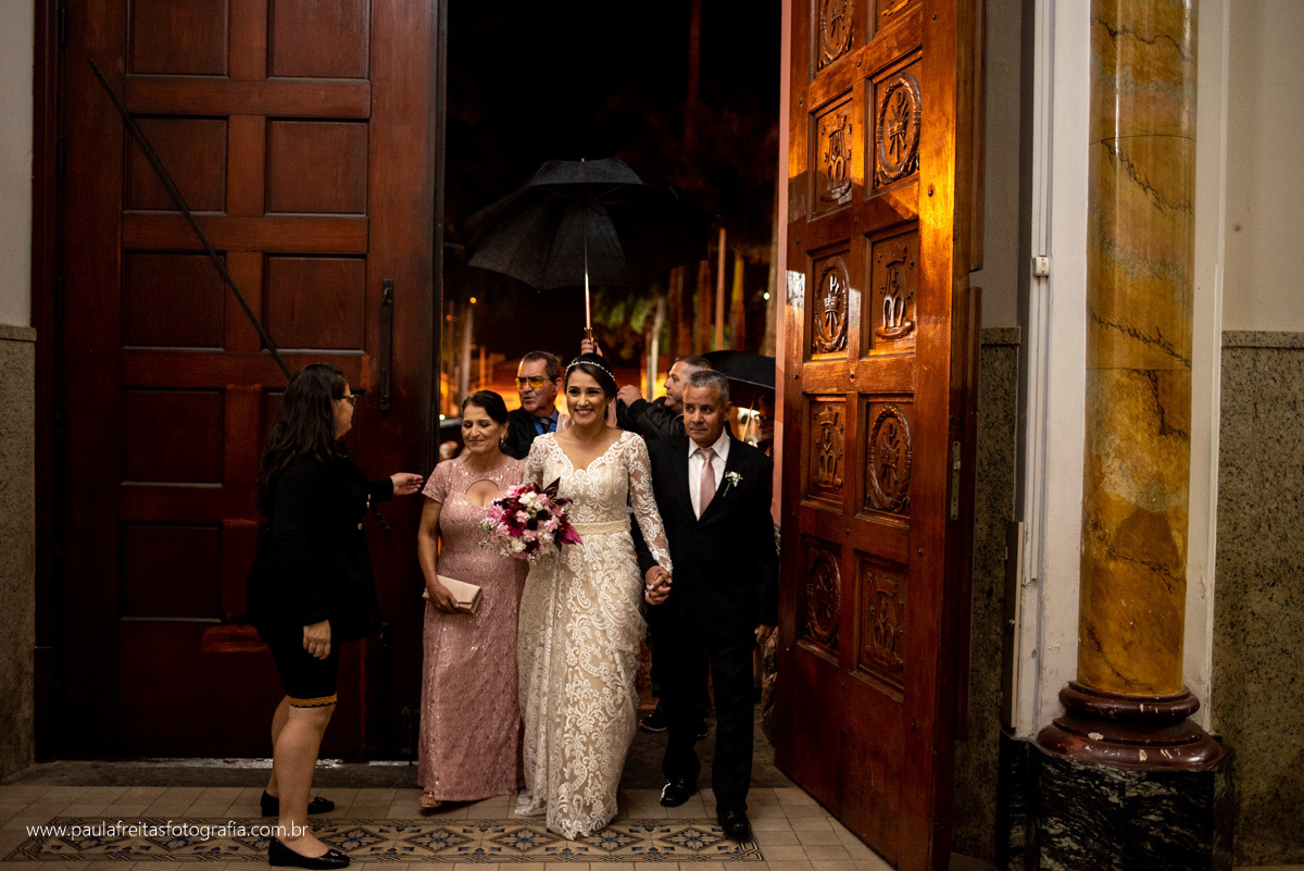 noiva chega de sombrinha no casamento