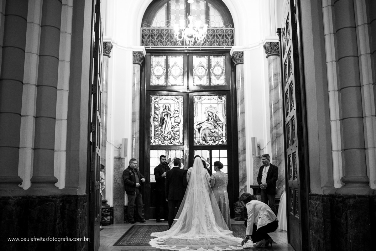 entrada da noiva com os pais na igreja