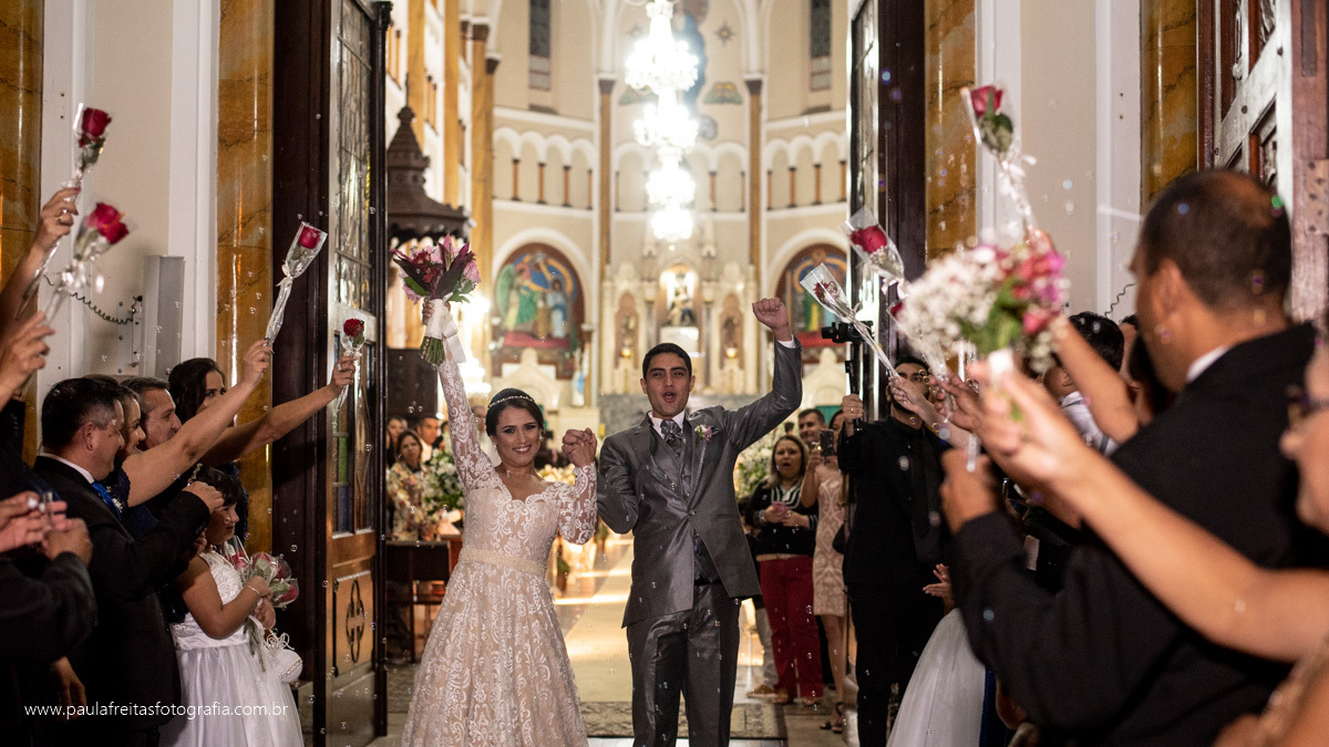 saida dos noivos na porta da igreja nossa senhora da piedade em lorena sp