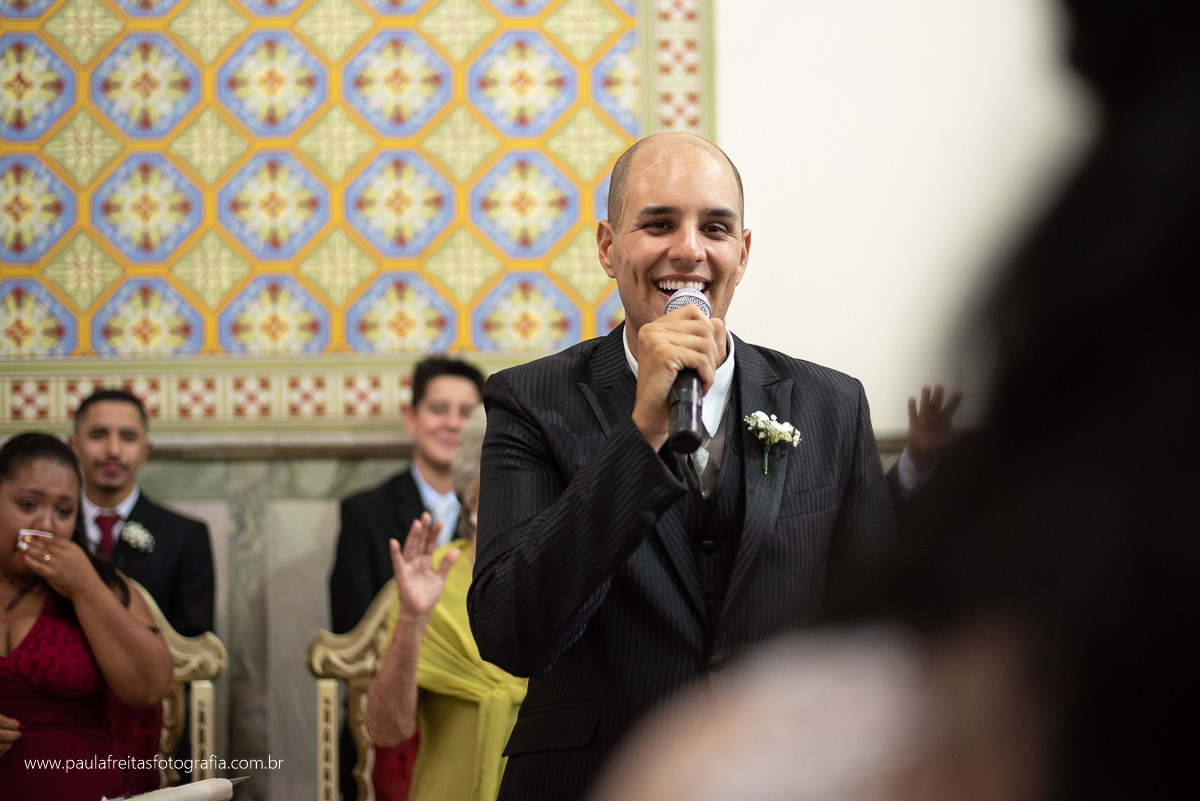 noivo canta para noiva no meio do casamento que aconteceu em guaratingueta sp