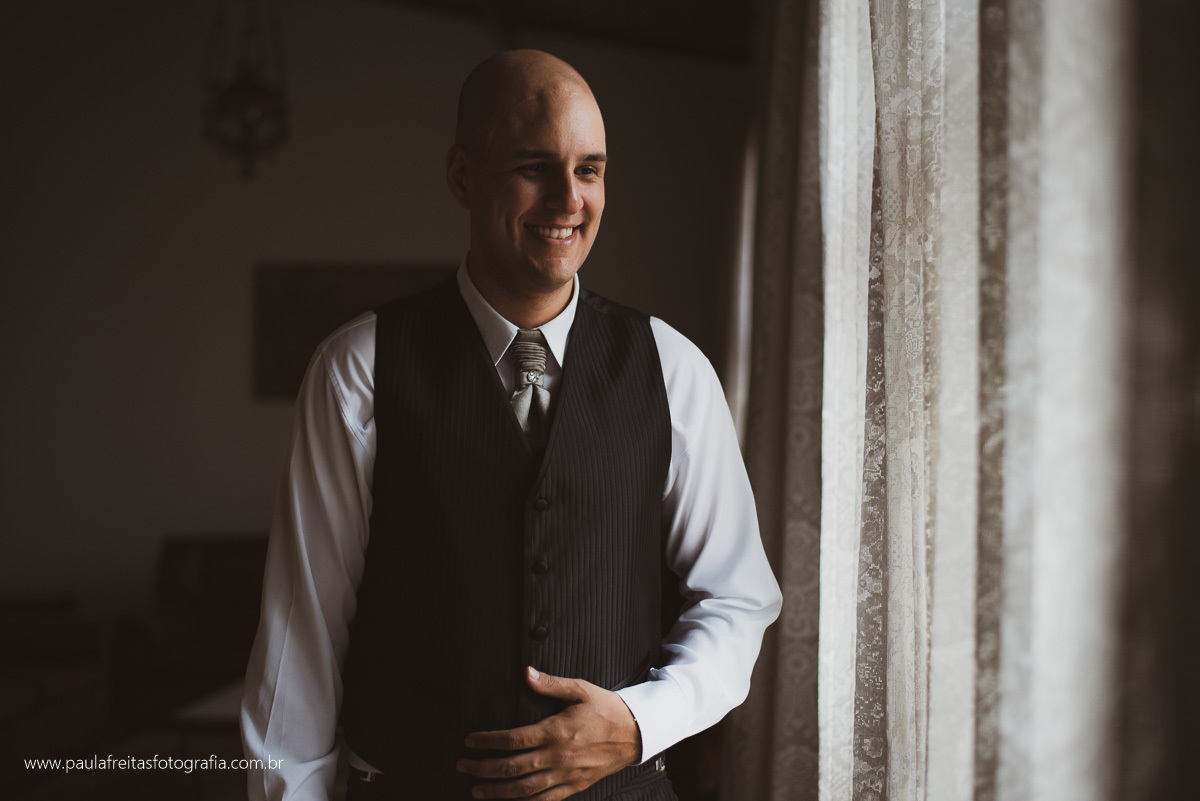 making of do noivo noivo de terno na berada da janela 