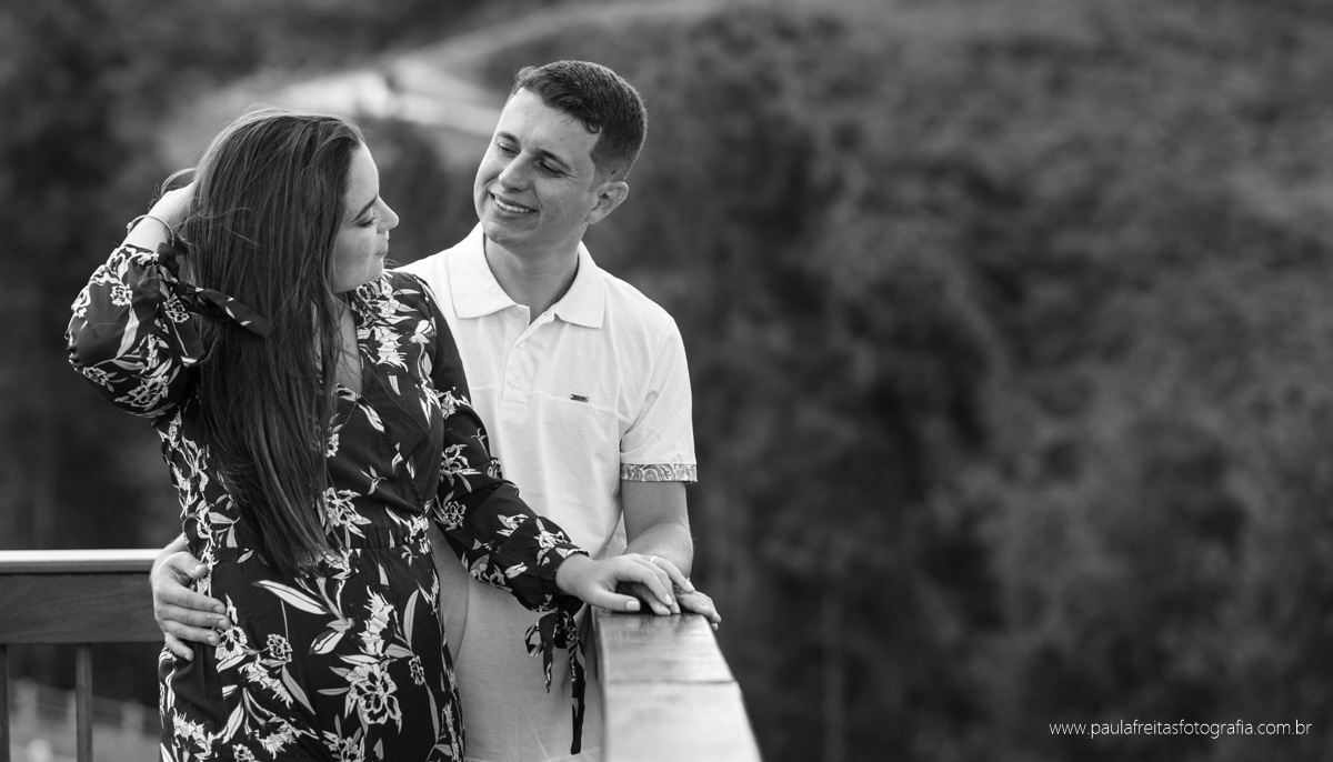 foto de casal ao ar livre em pindamonhangaba