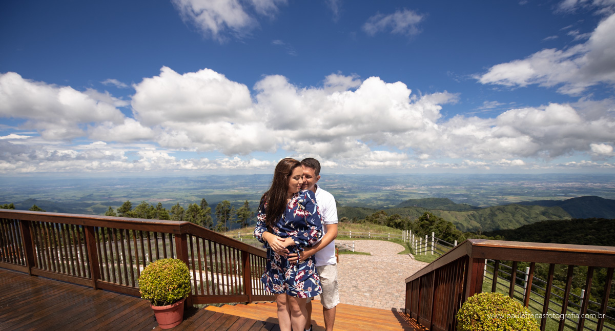 foto de casal ao ar livre em pindamonhangaba