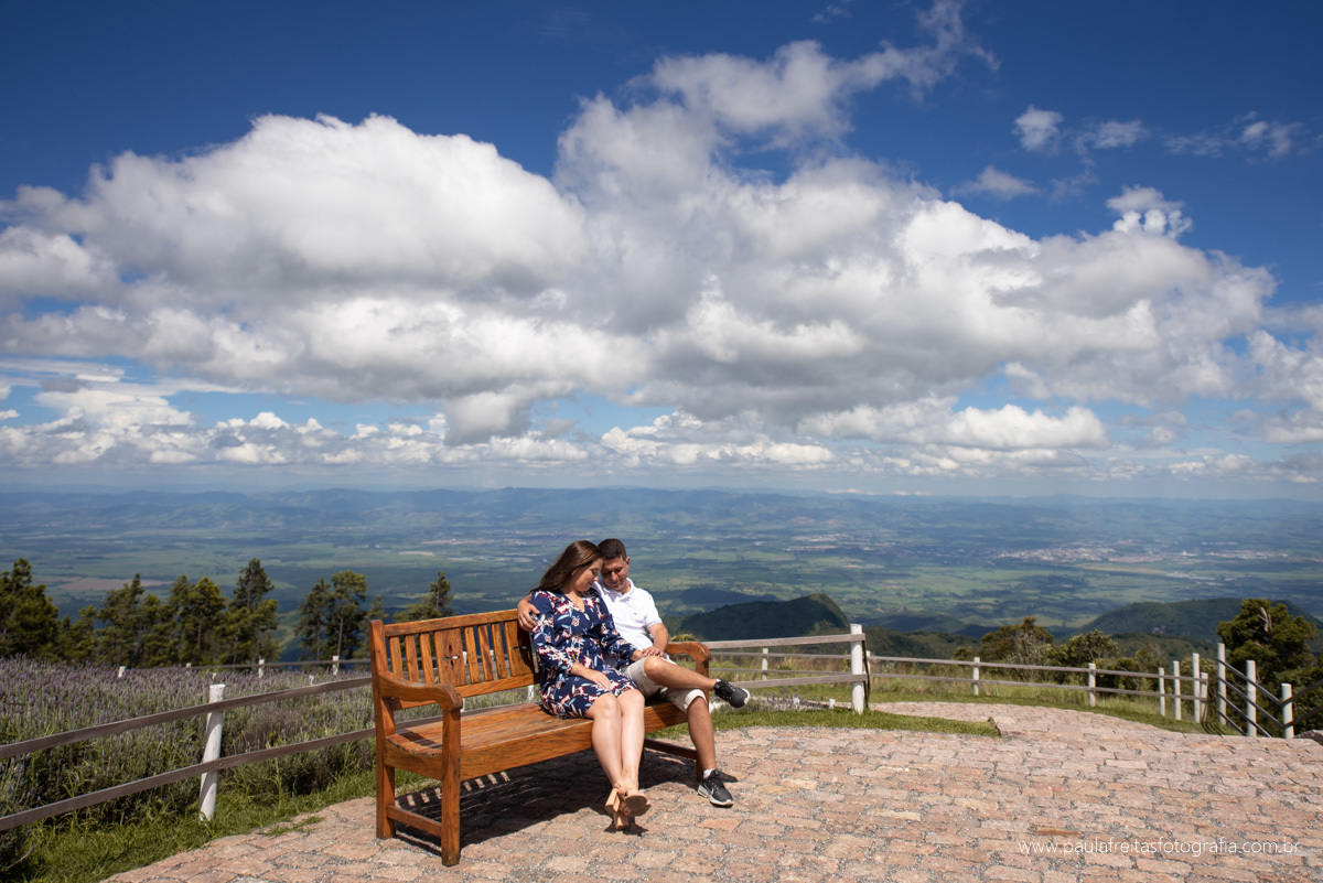 foto de casal ao ar livre em pindamonhangaba
