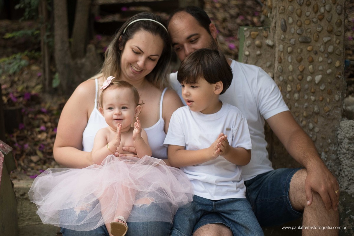 acompanhamento-mensal-maria-luisa-11-meses-fotografado-por-paula-freitas-fotografia-em-guaratingueta-sp-ensaio-com-po-colorido-po-zim