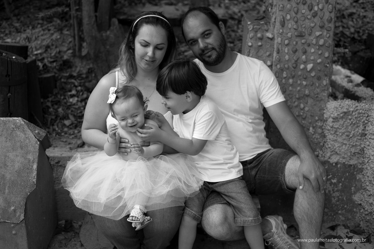 acompanhamento-mensal-maria-luisa-11-meses-fotografado-por-paula-freitas-fotografia-em-guaratingueta-sp-ensaio-com-po-colorido-po-zim