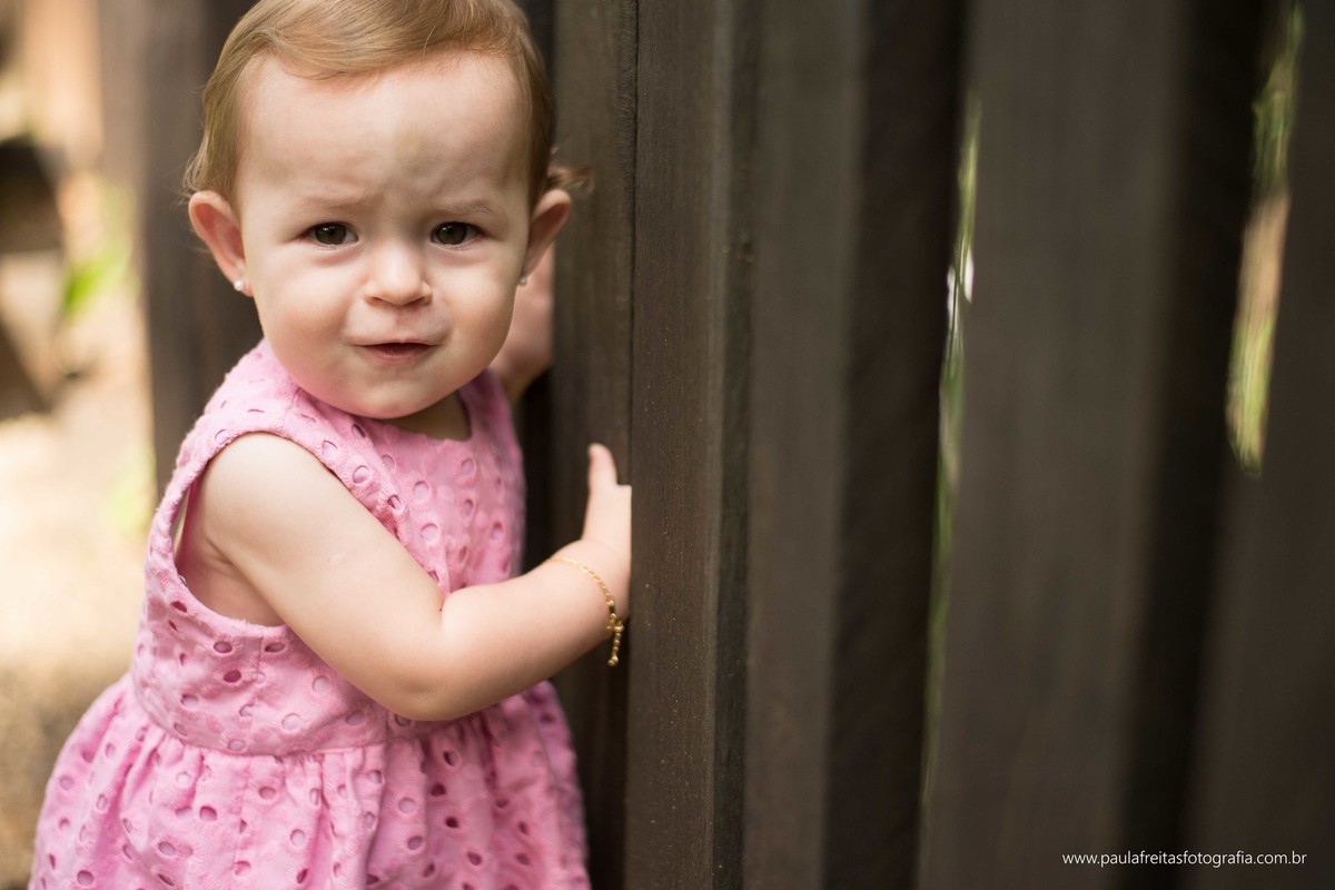 acompanhamento-mensal-maria-luisa-11-meses-fotografado-por-paula-freitas-fotografia-em-guaratingueta-sp-ensaio-com-po-colorido-po-zim