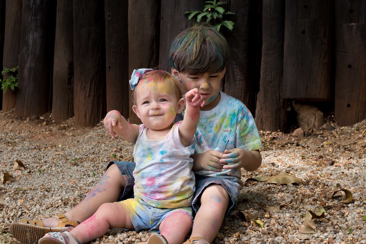 acompanhamento-mensal-maria-luisa-11-meses-fotografado-por-paula-freitas-fotografia-em-guaratingueta-sp-ensaio-com-po-colorido-po-zim