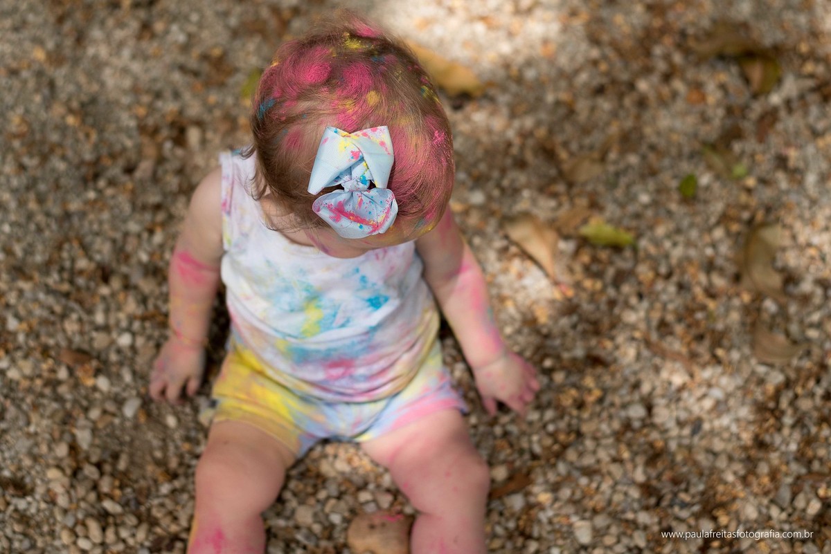 acompanhamento-mensal-maria-luisa-11-meses-fotografado-por-paula-freitas-fotografia-em-guaratingueta-sp-ensaio-com-po-colorido-po-zim