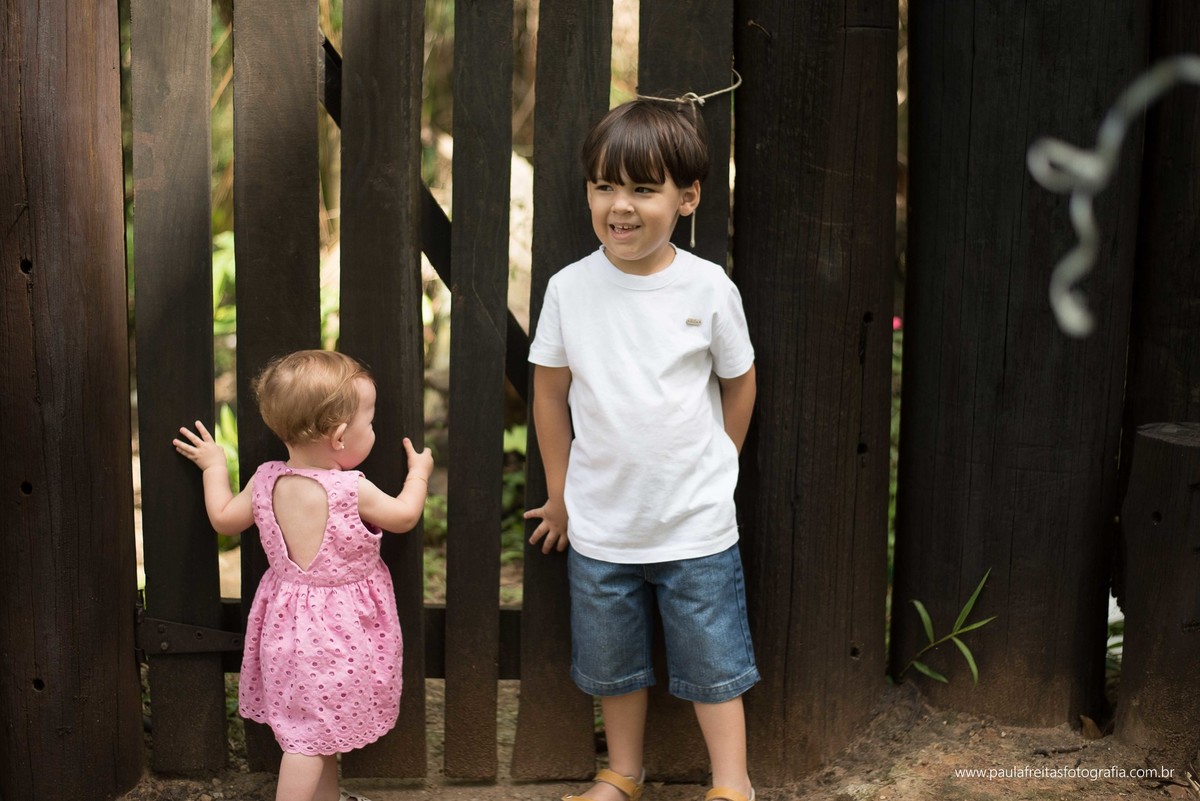 acompanhamento-mensal-maria-luisa-11-meses-fotografado-por-paula-freitas-fotografia-em-guaratingueta-sp-ensaio-com-po-colorido-po-zim
