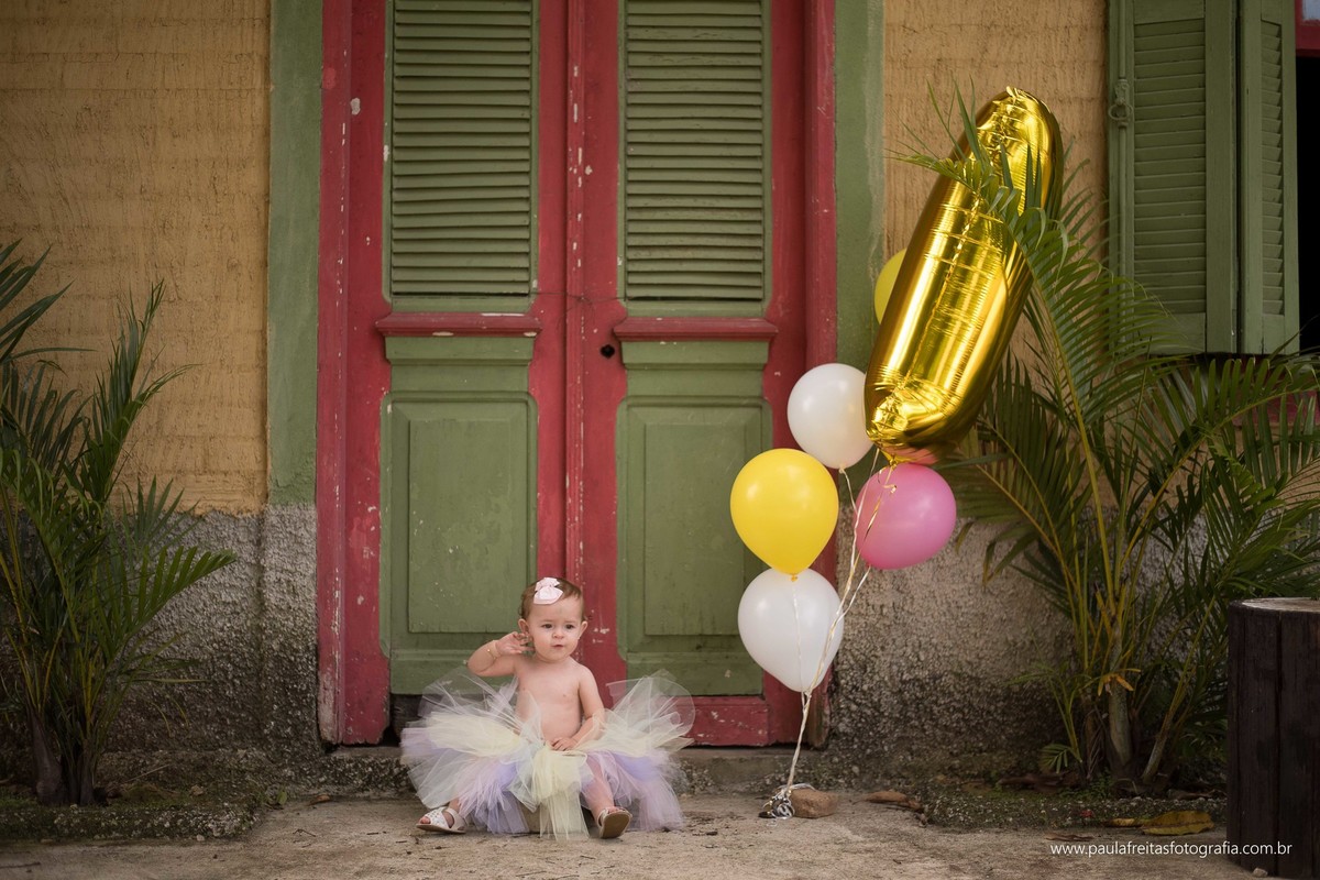 acompanhamento-mensal-maria-luisa-11-meses-fotografado-por-paula-freitas-fotografia-em-guaratingueta-sp-ensaio-com-po-colorido-po-zim