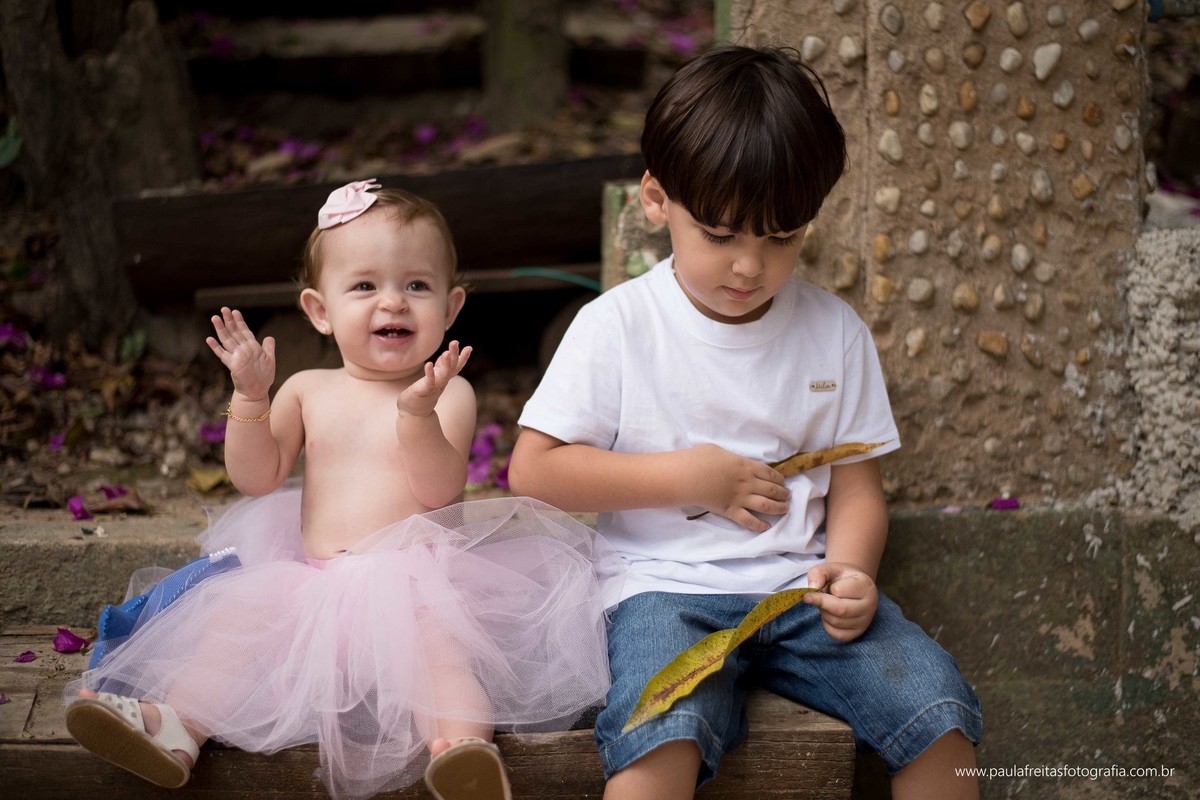 acompanhamento-mensal-maria-luisa-11-meses-fotografado-por-paula-freitas-fotografia-em-guaratingueta-sp-ensaio-com-po-colorido-po-zim