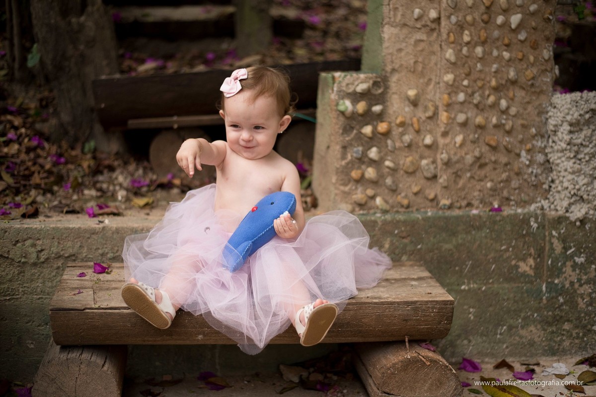 acompanhamento-mensal-maria-luisa-11-meses-fotografado-por-paula-freitas-fotografia-em-guaratingueta-sp-ensaio-com-po-colorido-po-zim