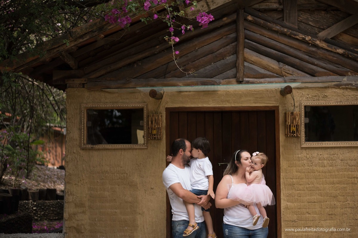 acompanhamento-mensal-maria-luisa-11-meses-fotografado-por-paula-freitas-fotografia-em-guaratingueta-sp-ensaio-com-po-colorido-po-zim