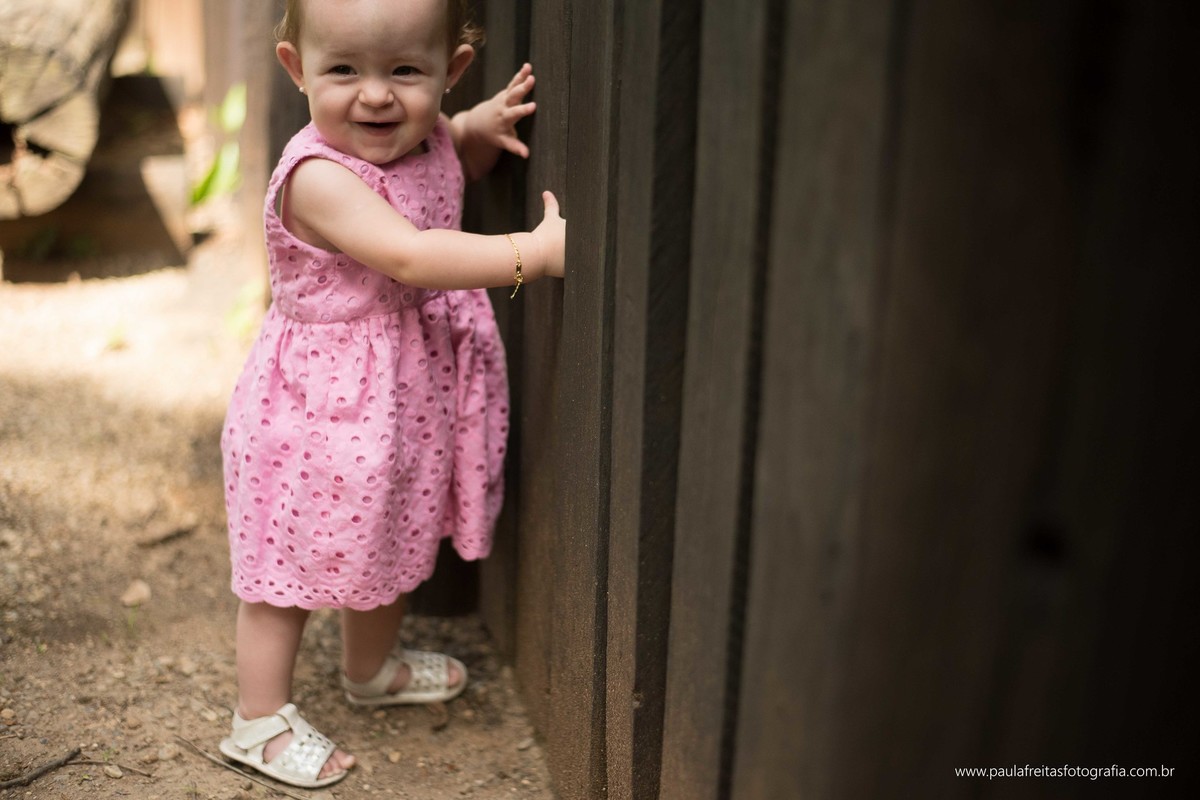 acompanhamento-mensal-maria-luisa-11-meses-fotografado-por-paula-freitas-fotografia-em-guaratingueta-sp-ensaio-com-po-colorido-po-zim