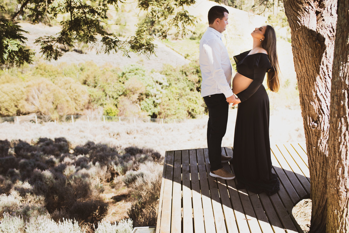 gravida com roupa preta em ensaio fotografado por paula freitas fotografia em cunha sp