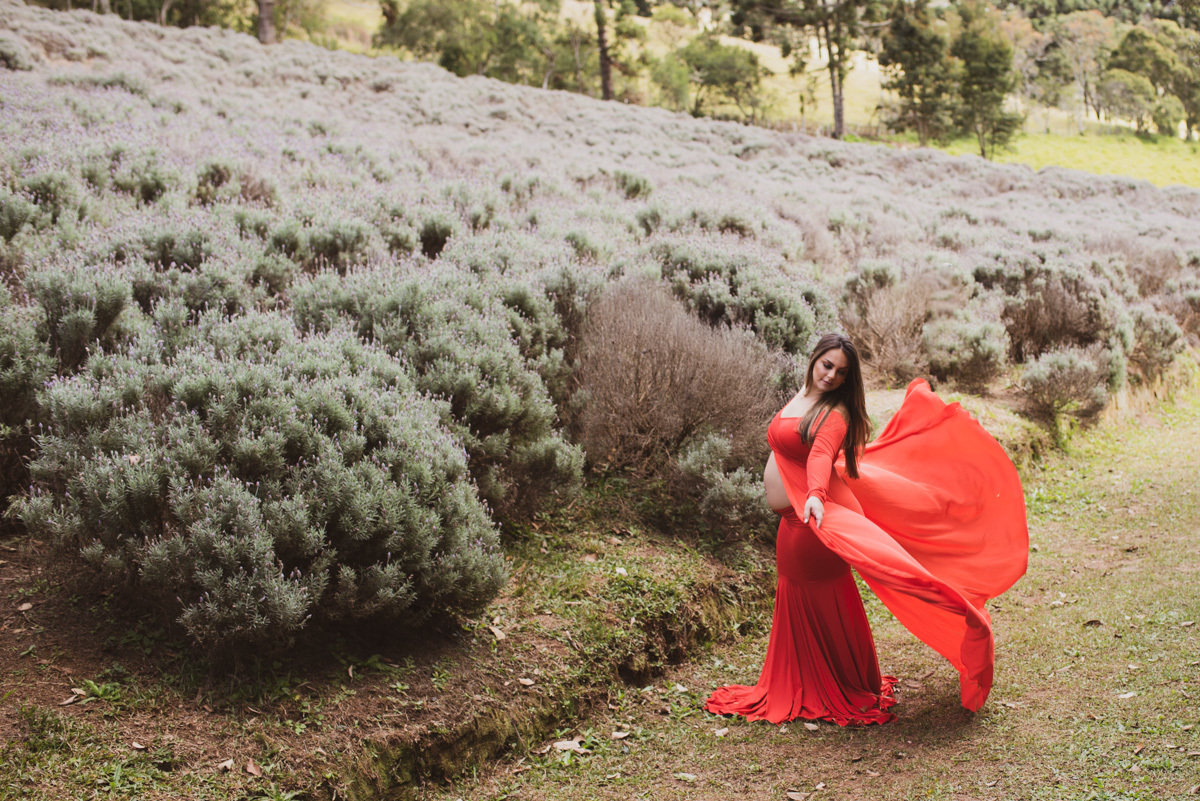 gravida com roupa vermelha em ensaio fotografado por paula freitas fotografia em cunha sp