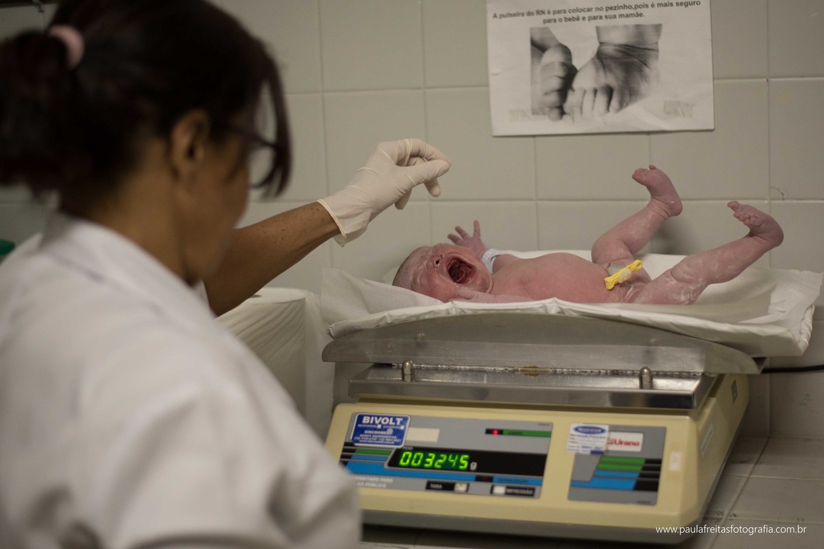 santa-casa-da-misericordia-de-guaratingueta-fotografia-de-parto-nascimento-de-maite-vanessa-e-felipe-fotografado-por-paula-freitas-fotografia-5