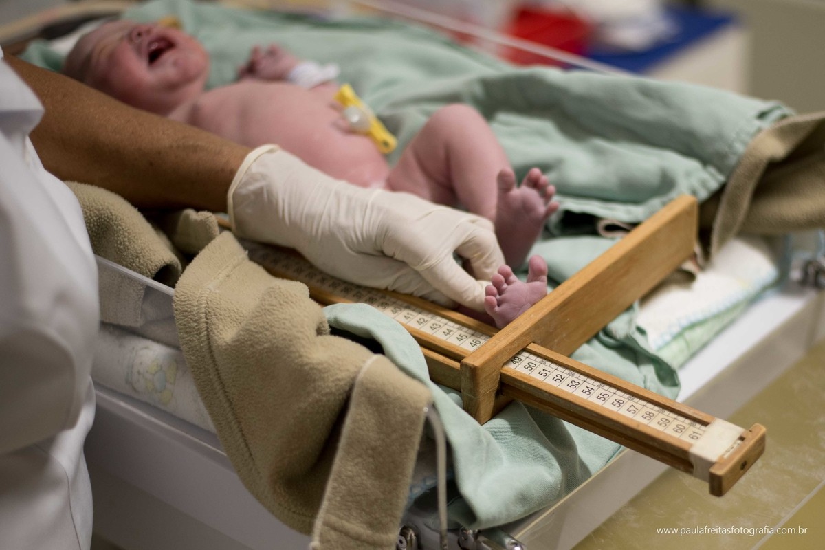 santa-casa-da-misericordia-de-guaratingueta-fotografia-de-parto-nascimento-de-maite-vanessa-e-felipe-fotografado-por-paula-freitas-fotografia-5