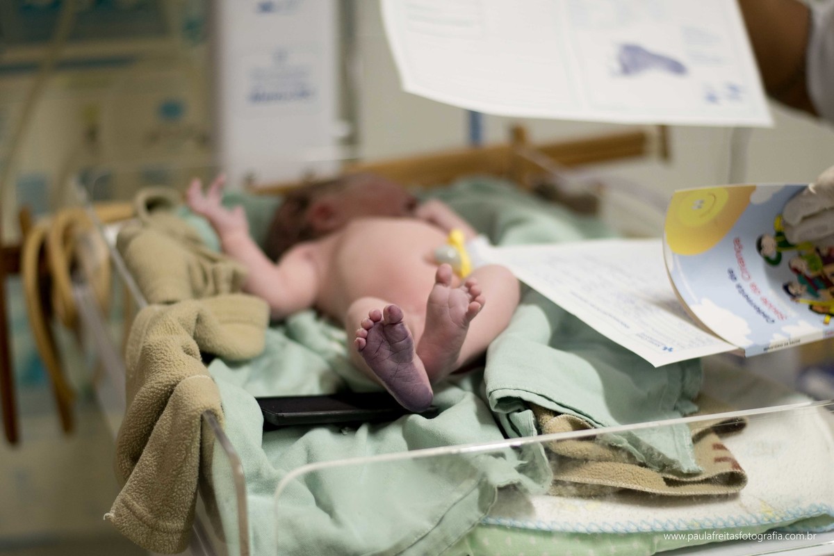 santa-casa-da-misericordia-de-guaratingueta-fotografia-de-parto-nascimento-de-maite-vanessa-e-felipe-fotografado-por-paula-freitas-fotografia-5
