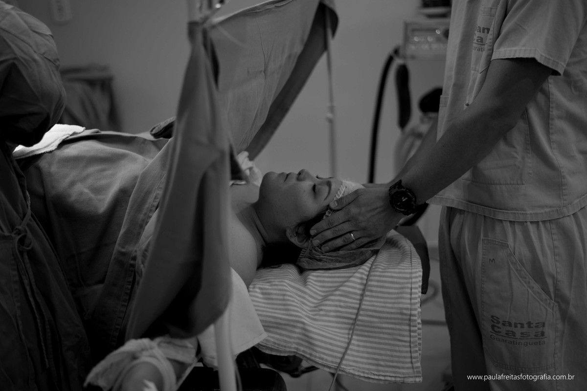 santa-casa-da-misericordia-de-guaratingueta-fotografia-de-parto-nascimento-de-maite-vanessa-e-felipe-fotografado-por-paula-freitas-fotografia-5