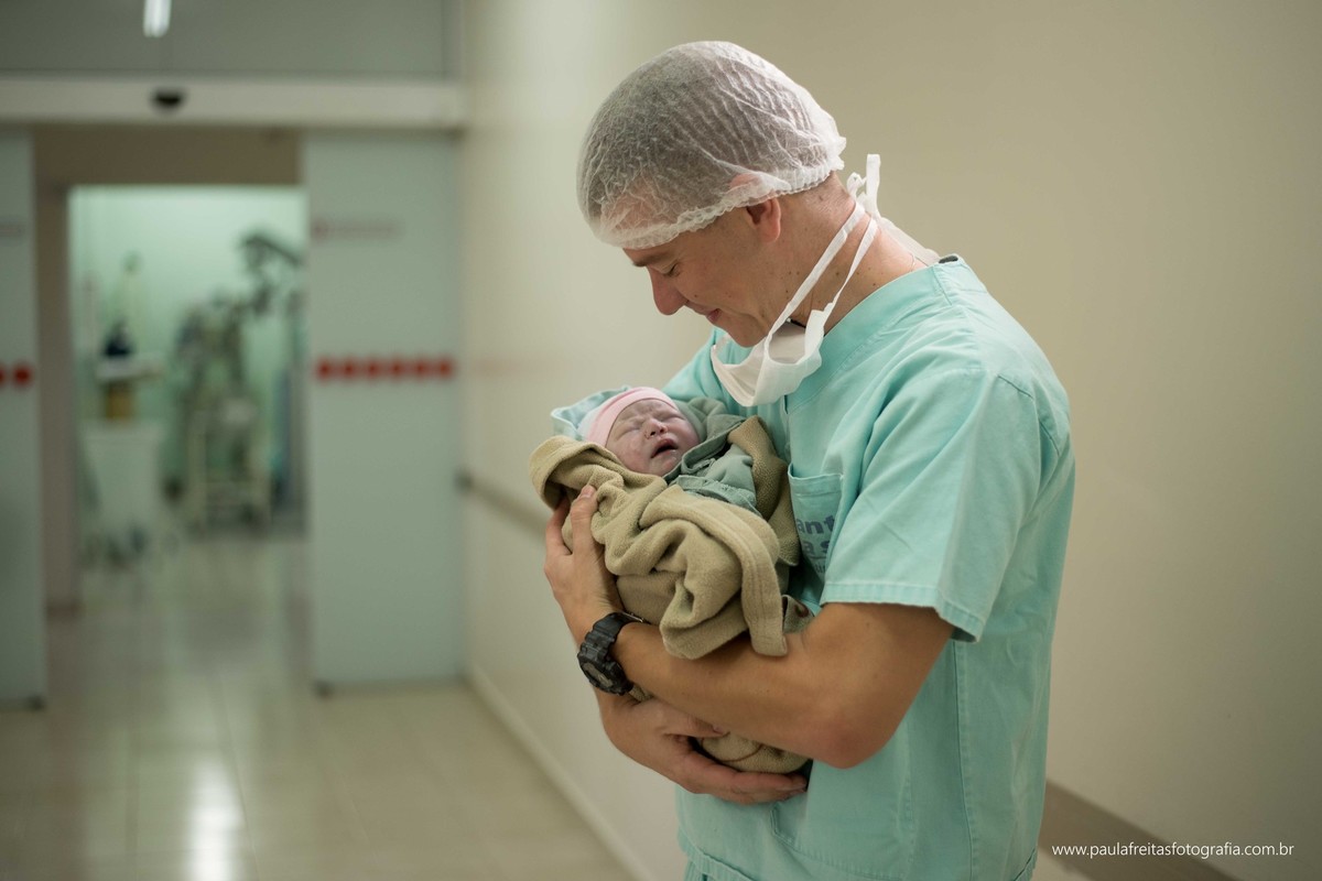 santa-casa-da-misericordia-de-guaratingueta-fotografia-de-parto-nascimento-de-maite-vanessa-e-felipe-fotografado-por-paula-freitas-fotografia-5
