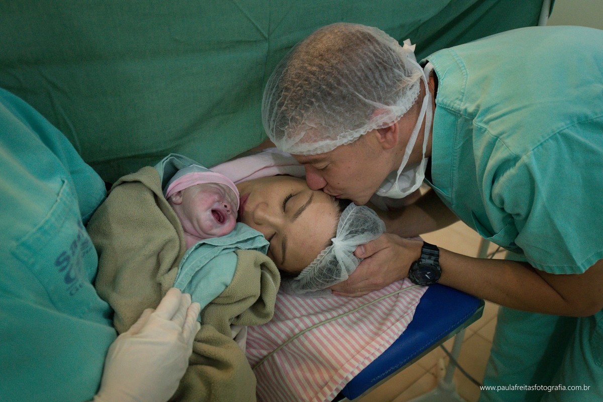 santa-casa-da-misericordia-de-guaratingueta-fotografia-de-parto-nascimento-de-maite-vanessa-e-felipe-fotografado-por-paula-freitas-fotografia-5