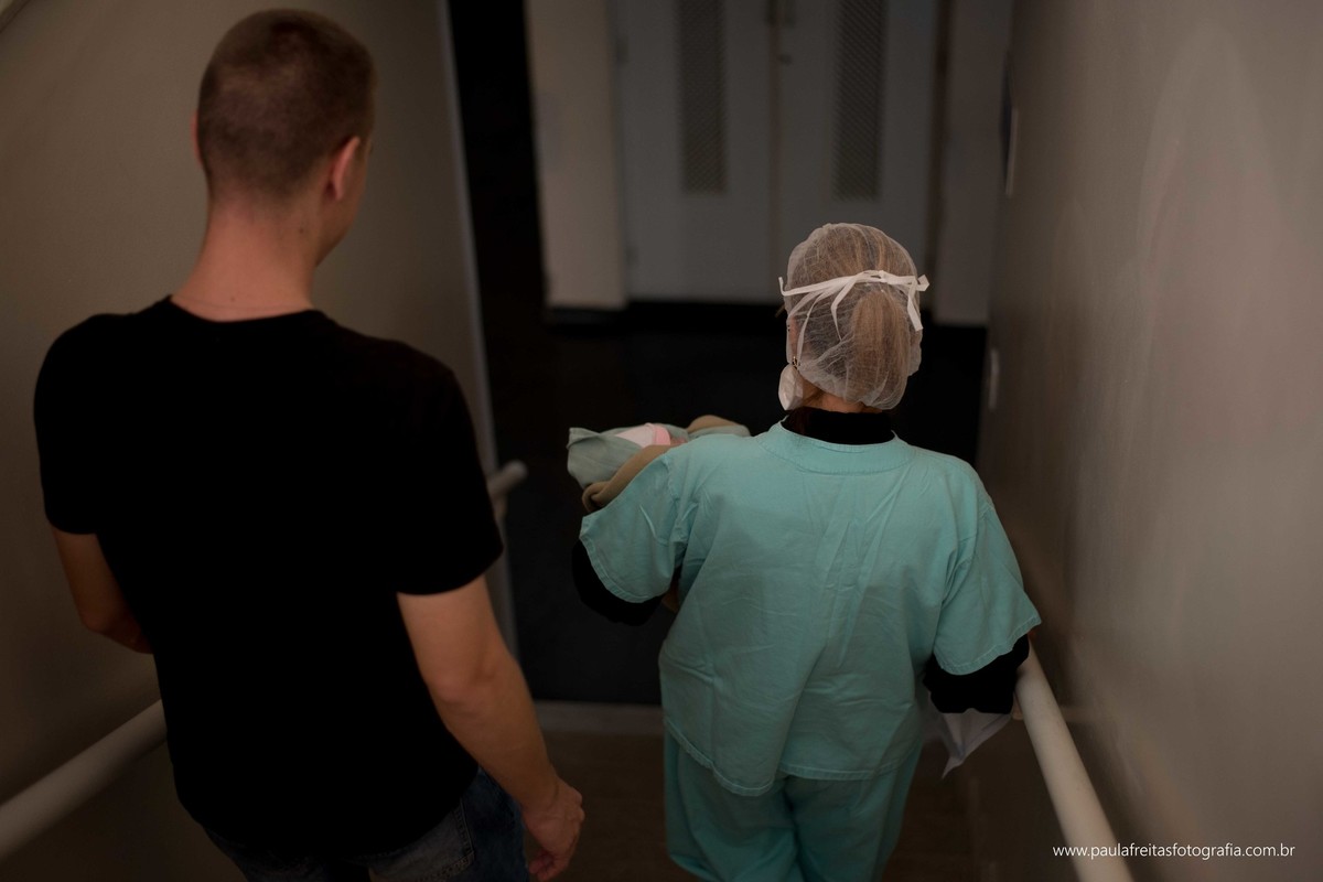 santa-casa-da-misericordia-de-guaratingueta-fotografia-de-parto-nascimento-de-maite-vanessa-e-felipe-fotografado-por-paula-freitas-fotografia-5