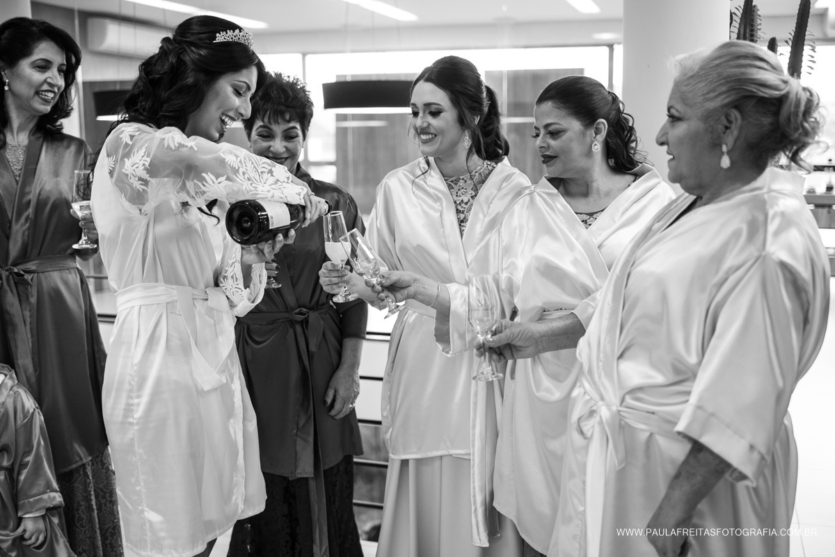 Brinde da noiva com as madrinhas no making off