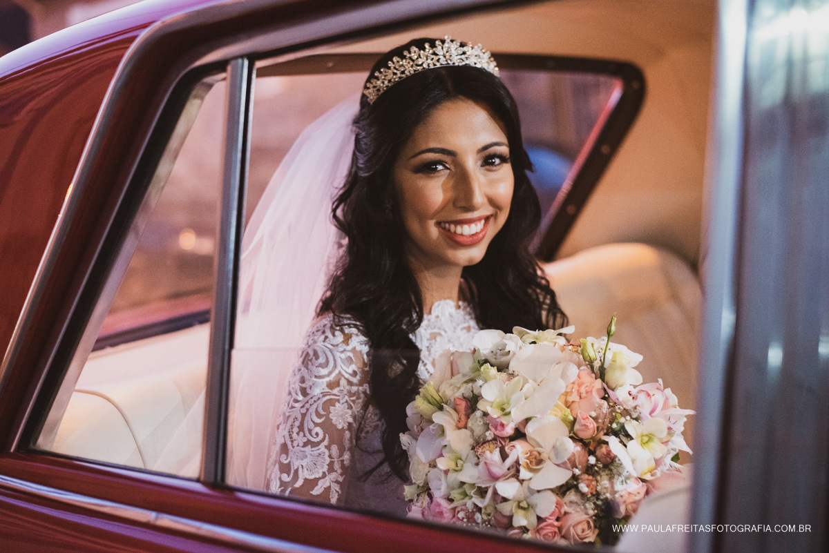 Noiva no carro indo para a igreja Nossa Senhora das Graças em Guaratinguetá - São Paulo