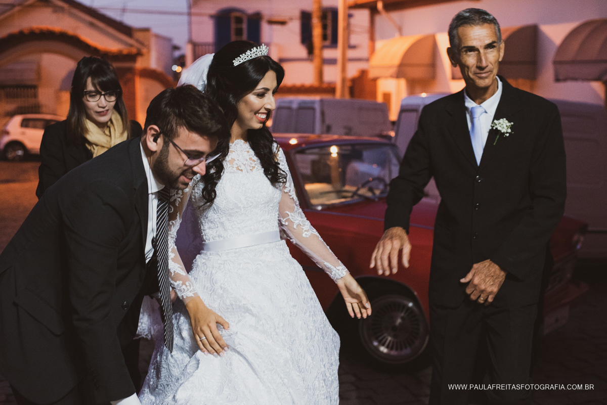 Noiva entrando na igreja Nossa Senhora das Graças - Guaratinguetá São Paulo